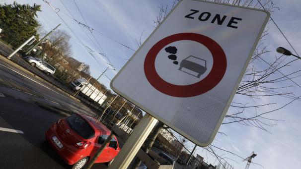 <p>Dieses Schild kündigt den Beginn einer Umweltzone (LEZ) in Brüssel an.</p>