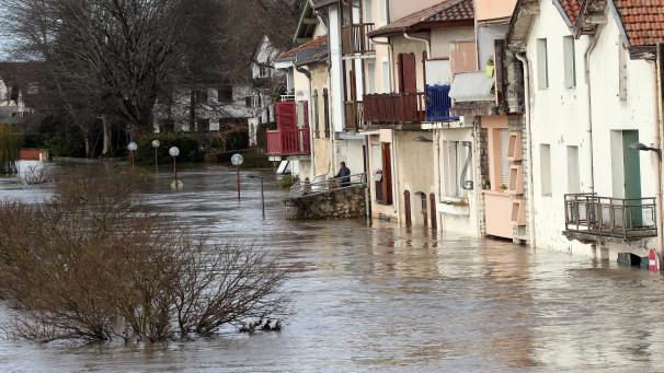 <p>Frankreich, Peyrorade: Eine Straße und die an ihr stehenden Häuser sind durch die starken Regenfälle überschwemmt.</p>