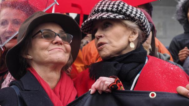 <p>Sally Field (l.) und Jane Fonda auf der Klimaprotestaktion.</p>