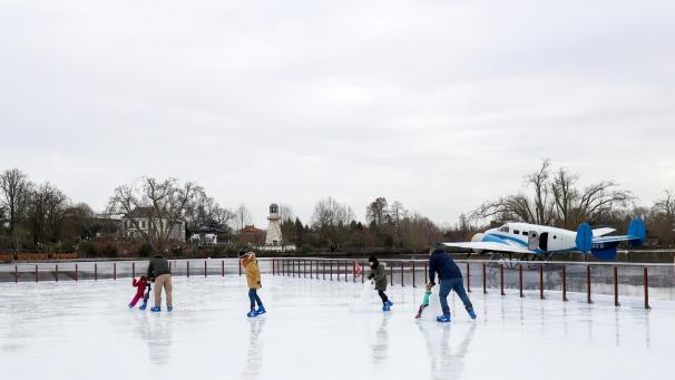 <p>Die größte schwimmende Eisbahn Europas mit einer Fläche von 1.500 m² befindet sich in dem Tierpark.</p>