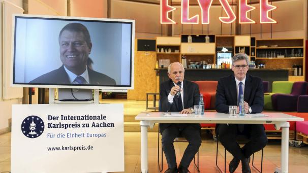 <p>Jürgen Linden (links), Sprecher des Karlspreis-Direktoriums, und Marcel Philipp, Oberbürgermeister von Aachen, verkündeten den Gewinner des Karlspreises 2020. Der rumänische Staatspräsident Klaus Iohannis erhält ihn für seine Verdienste um die europäischen Werte.</p>
