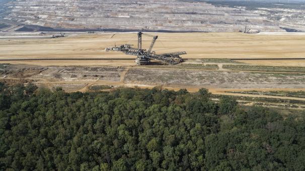<p>Der Hambacher Forst hatte sich vor allem 2018 zum Symbol der Proteste für einen raschen Ausstieg aus der Kohleverstromung entwickelt und zum Symbol der deutschen Klimaschutz-Bewegung.</p>