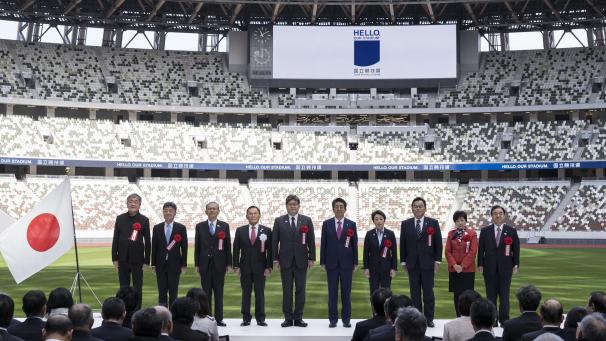 <p>Der Architekt des Stadions, Kengo Kuma, steht ganz links. Japans Premierminister Shinzo Abe ist der sechste von links.</p>