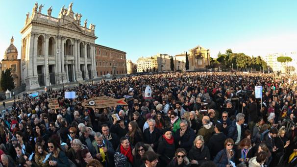 <p>Eine Demonstration der „Sardinen“ vor der Basilika San Giovanni in Laterano in Rom gegen den Rechtspopulismus.</p>