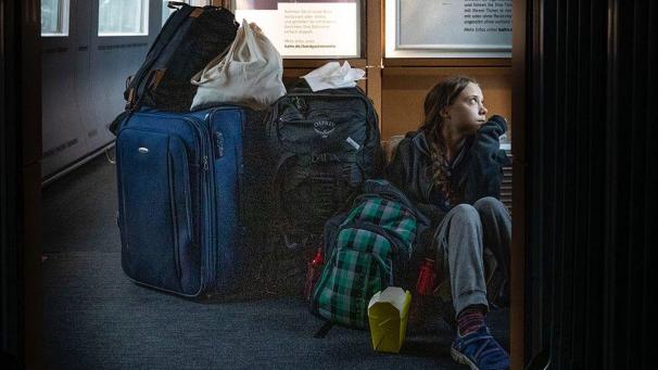 <p>Thunberg sitzt umringt von viel Gepäck in einem Zug auf dem Boden.</p>