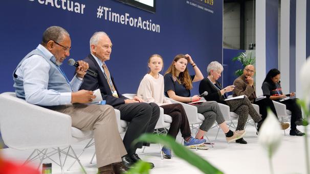<p>Klimaschutzaktivisten, u. a. Greta Thunberg (3.v.l.), bei der UN-Klimakonferenz.</p>