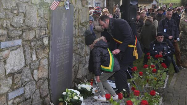 <p>Bürgermeister Bastin mit der Vorsitzenden des Kindergemeinderates bei der Kr</p>