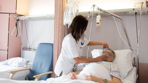 <p>Ein Krankenhausaufenthalt in einem Zweibett- oder Mehrbettzimmer kostet im Durchschnitt sechsmal weniger als in einem Einzelzimmer. Manchmal kann die Krankenhausrechnung aber überall alarmierende Höhen erreichen.</p>