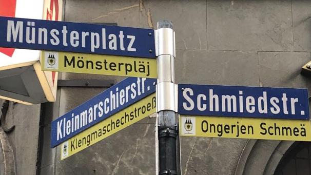 <p>Die ersten Straßenschilder auf Öcher Platt hängen nun an der Ecke Münsterplatz/Schmiedstraße/Kleinmarschierstraße oder besser Mönsterpläj, Ongerjen Schmeä und Klengmaschechstroeß.</p>