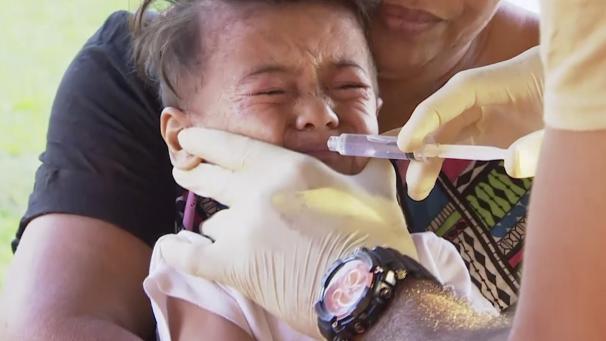 <p>Samoa, Apia: Das Videostandbild zeigt die Masernimpfung eines Kindes in einer Klinik.</p>