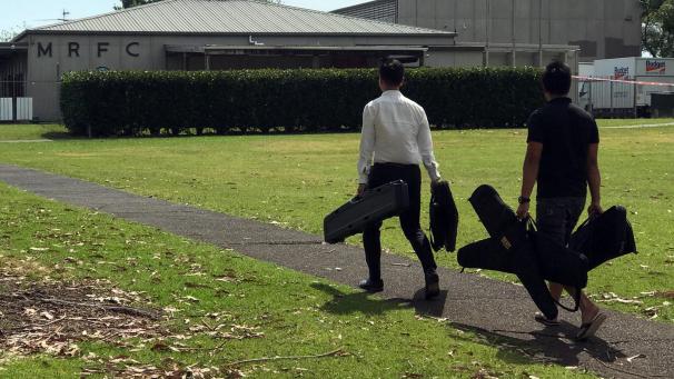 <p>Zwei Männer mit großen Sporttaschen bringen Waffen ins Vereinsheim des Rugby-Clubs im Vorort Manurewa. Hier kauft die Polizei noch bis zum 20. Dezember verbotene Waffen auf, eine Folge des Anschlags auf zwei Moscheen mit 51 Todesopfern Mitte März in der Stadt Christchurch.</p>