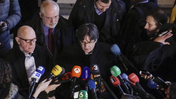 <p>Im Falle Carlos Puigdemonts (Mitte) lautet der Vorwurf der spanischen Justiz Aufruhr und Zweckentfremdung öffentlicher Gelder.</p>
