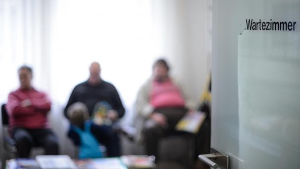 <p>Patienten warten im Wartezimmer einer Arztpraxis.</p>