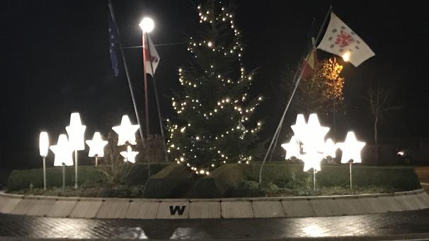 <p>Insgesamt 45 leuchtende Weihnachtssterne sorgen in Manderfeld in der Adventszeit für Lichterglanz. Die Initiative Manderfelder Land steuerte 36 Sterne bei.</p>