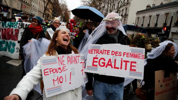 <p>Demonstranten halten Schilder, mit denen sie gleiche Rente für Männer und Frauen fordern, während eines Streiks gegen die geplante Rentenreform.</p>