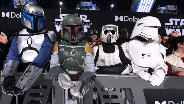 <p>Fans in „Star Wars“-Kostümen warten bei der Premiere auf die Stars.</p>