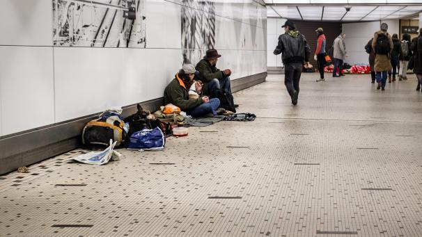 <p>Obdachlose in der Unterführung zwischen U-Bahn und Bahnhof im Brüsseler Hauptbahnhof.</p>