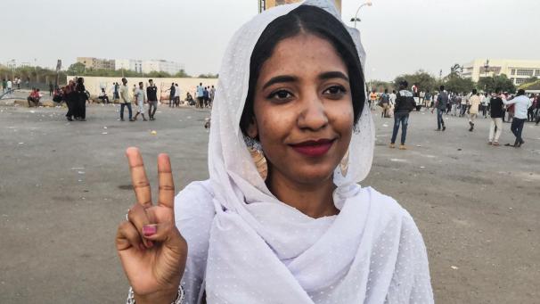<p>Freiheits-Ikone Alaa Salah zeigt das Siegeszeichen bei einer Demonstration vor dem Hauptquartier des Militärs. Vor einem Jahr war kaum vorstellbar, was für ein Wandel dem Sudan bevorsteht.</p>