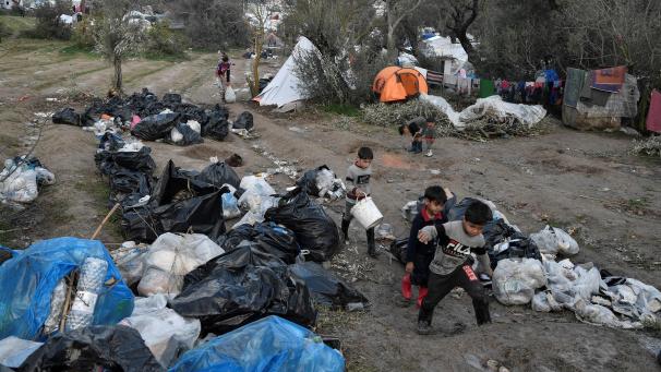 <p>Flüchtlinge in einem Camp auf der Insel Chios in Griechenland</p>
