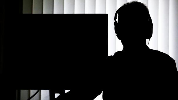 <p>Der Geheimdienst hört auch Telefongespräche ab.</p>