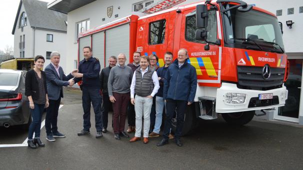 <p>Das neue Einsatzfahrzeug für die Wache St.Vith der Hilfeleistungszone DG wurde in dieser Woche geliefert. Die Zonenvertreter und die Bürgermeister nahmen es in Empfang. Nächste Woche erhält Lontzen einen neuen Tankwagen. Und voraussichtlich zu Jahresbeginn trifft die Lieferung der drei Ambulanzwagen für die Standorte Eupen, Kelmis und St.Vith ein.</p>