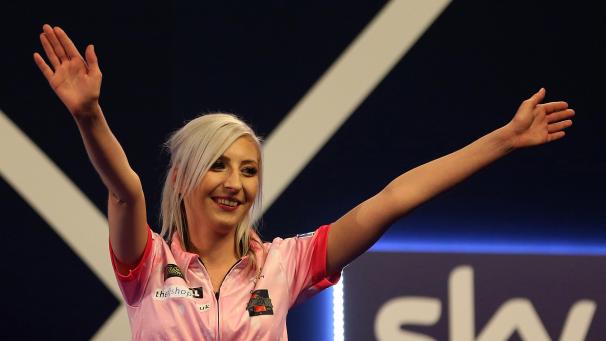 <p>Die Engländerin Fallon Sherrock besiegte am Dienstag als erste Frau bei einer Darts-WM einen Mann – ein Novum.</p>