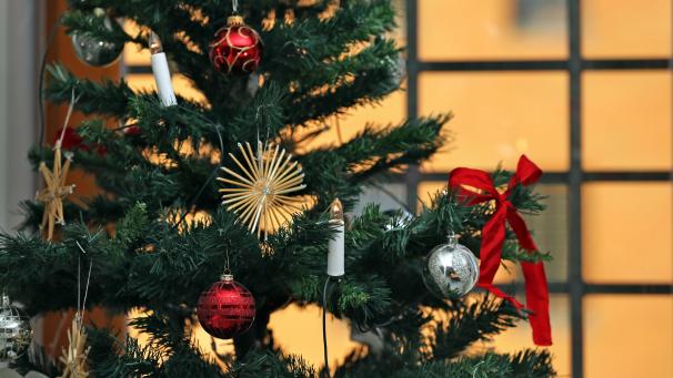 <p>Einen Weihnachtsbaum zu schmücken ist keine leichte Aufgabe.</p>