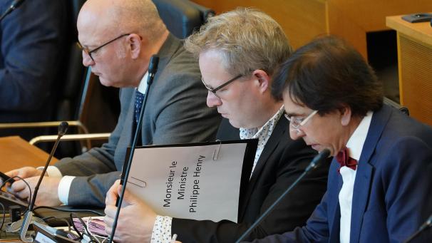 <p>Die Mehrheit aus MR, Ecolo und PS hat den Haushalt gutgeheißen. Auf dem Bild sind die Minister Jean-Luc Crucke (MR), Philippe Henry (Ecolo) und Elio Di Rupo (PS) zu erkennen.</p>
