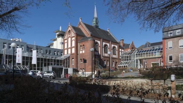 <p>Die Debatte um die Zukunft der Krankenhäuser (auf dem Foto das St. Nikolaus-Hospital Eupen) sorgt weiterhin für Wirbel in der DG.</p>