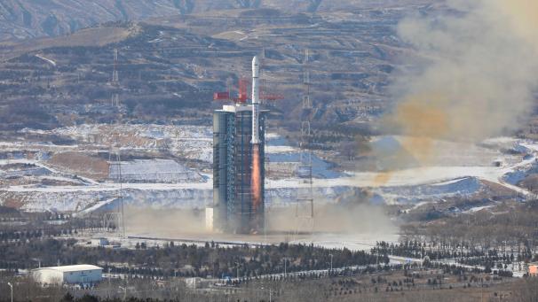 <p>Eine Trägerrakete startet in der nordchinesischen Provinz Shanxi. An Bord hat sie Satelliten. Einer davon wurde von China und Brasilien zusammen entwickelt, ein weiterer wurde gemeinsam von chinesischen und äthiopischen Ingenieuren gebaut.</p>