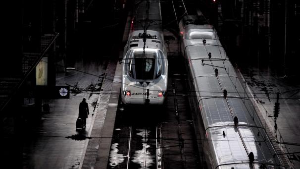 <p>Zwei Züge stehen am Bahnhof Atocha in Madrid. Wegen eines Bahnstreiks in Spanien sind am Freitag mehrere hundert Zugverbindungen gestrichen worden.</p>