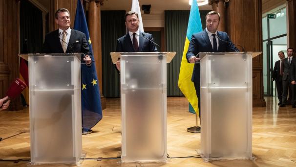 <p>Maroš Šefčovič EU-Kommissionsvizepräsident, Alexander Nowak, Energieminister von Russland, und Alexej Orschel, Energieminister der Ukraine, geben im Wirtschaftsministerium eine Pressekonferenz nach Verhandlungen zwischen Russland und Ukraine unter Vermittlung der EU.</p>