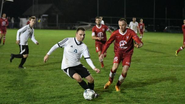 <p>Können Pierre Belleflamme (rechts) und seine St.Vither auf den letzten Metern noch an Hautes Fagnes vorbeiziehen?</p>
