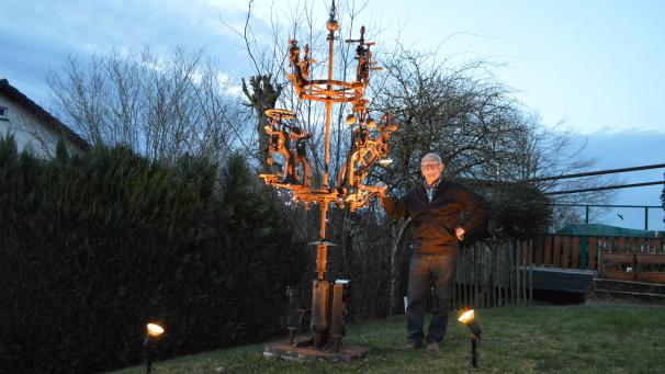 <p>Die Skulptur aus Werkzeug in Norbert Huppertz’ Garten erinnert an einen Weihnachtsbaum, erst recht seitdem der Medeller sie mit einer Lichterkette versehen hat und das Objekt abends anstrahlt.</p>
