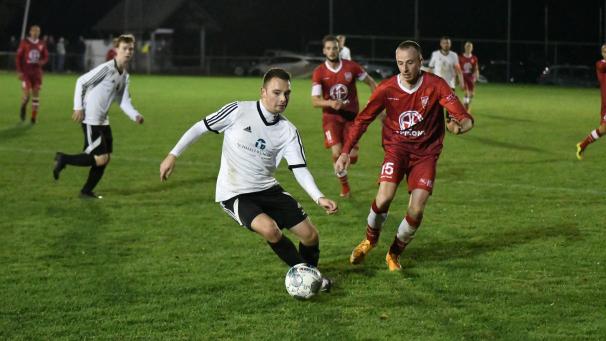 <p>Das Glück des Spitzenreiters: Im Gemeindederby gegen den RFC St.Vith (Dylan Kohn am Ball) überragten die Emmelser (Pierre Belleflamme, rechts) nicht, gewannen aber mit 4:0.</p>