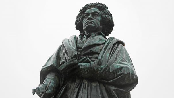 <p>Eine Statue des Komponisten Ludwig van Beethoven steht auf dem Münsterplatz in Bonn.</p>