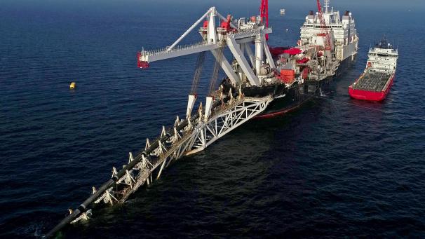 <p>Das Verlegeschiff „Audacia“ des Offshore-Dienstleisters Allseas verlegt in der Ostsee vor der Insel Rügen Rohre für die Gaspipeline Nord Stream 2.</p>