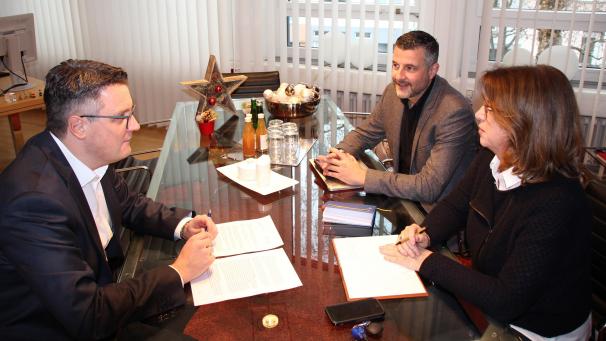 <p>Städteregionsrat Dr. Tim Grüttemeier (links) mit Pascal Arimont und Ulla Thönnissen, Geschäftsführerin der Metropolregion Rheinland.</p>