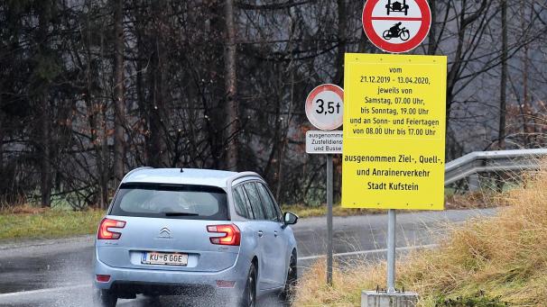 <p>Das Fahrverbot für den Transitverkehr an den Wochenenden bis Mitte April 2020 gilt in Tirol für insgesamt zehn Strecken.</p>