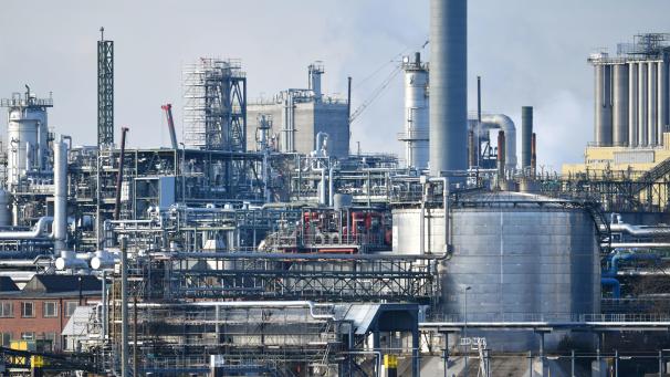 <p>Die BASF-Gruppe – hier ein Bild von der Zentrale in Ludwigshafen – ist der größte multinationale Chemiekonzern der Welt, mit einem Jahresumsatz von zuletzt 63 Milliarden Euro und rund 122.000 Mitarbeitern.</p>