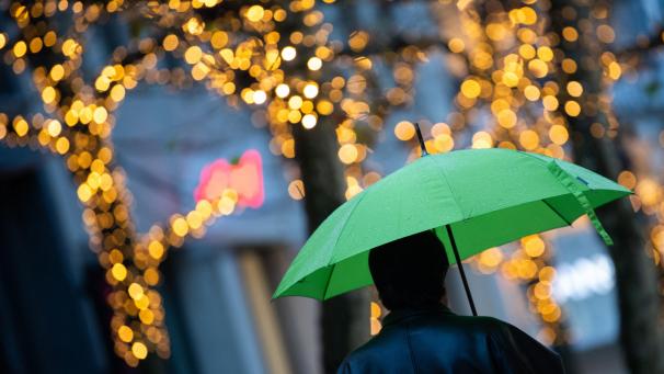 <p>Der Regenschirm ist heute Pflicht.</p>