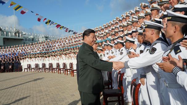 <p>Niemand hat die Außenpolitik der Volksrepublik China in den vergangenen Jahren so umgekrempelt, keiner seiner unmittelbaren Vorgänger das Land so verändert wie Xi Jinping (Bildmitte).</p>