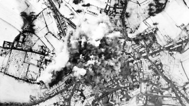<p>Allein am zweiten Weihnachtstag fallen 2.000 Tonnen Bomben auf die Stadt.</p>