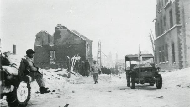 <p>Wohin fliehen, wenn das eigene Haus in Schutt und Asche liegt - eine Frage, die sich im Winter 1944 viele Menschen in der Eifel stellten.</p>