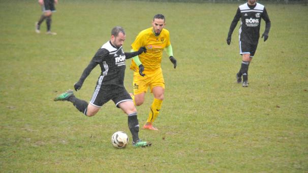 <p>Mit diesem Schuss brachte Swen Küpper die Rocherather mit 1:0 in Front.</p>