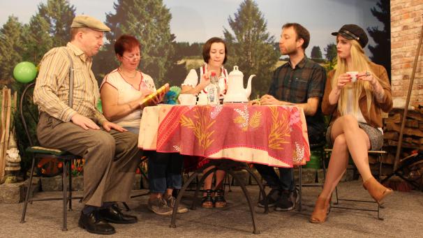 <p>In der von ihnen inszenierten Fernsehshow „Rendezvous im Kuhstall“, einer höchst amüsanten Parodie auf „Bauer sucht Frau“, lassen die Theaterfreunde Rocherath-Krinkelt zur Freude des Publikums kaum ein Klischee aus.</p>