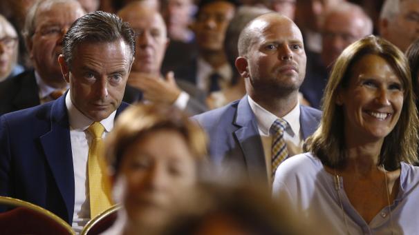 <p>Bart De Wever (l.) und Theo Francken bei einem Festakt zum Tag der Flämischen Gemeinschaft.</p>