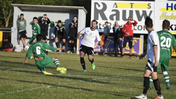<p>Grégory Cremer (in weiß) erzielte das 1:0 für St.Vith</p>