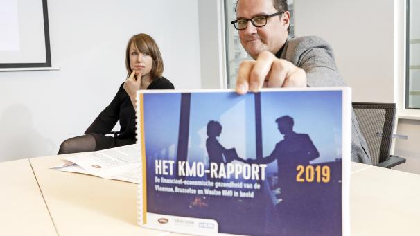 <p>Clarisse Ramakers (l.) von UCM und Danny Van Assche von Unizo bei der Vorstellung des KMU-Berichts 2019.</p>