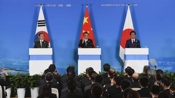 <p>Der südkoreanische Präsident Moon Jae-in (Li.), der chinesische Premier Li Keqiang (Mi.) und der japanische Regierungschef Shinzo Abe (Re.) wollen die festgefahrenen Atomgespräche zwischen den USA und Nordkorea wieder in Gang bringen.</p>